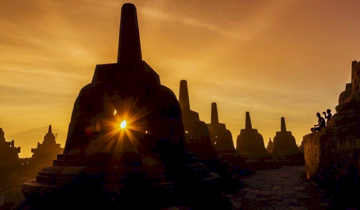 Borobudur Sunrise: Experiencing Java's Spiritual Dawn